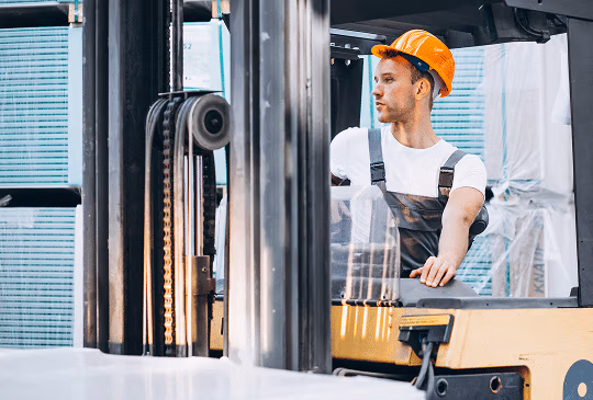 Technicien CentrExpert réalisant une transformation ATEX sur un chariot élévateur industriel